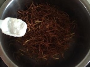 趁热撒入适量的精盐拌均匀