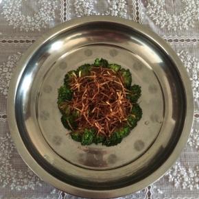 再铺上炸好的土豆丝