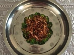 再铺上炸好的土豆丝