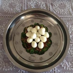 最上面放上鹌鹑蛋