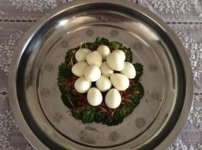 最上面放上鹌鹑蛋