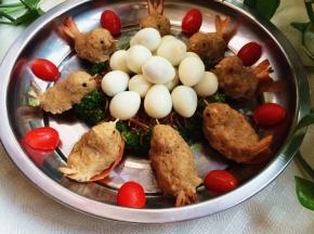 将蒸好的“小鸟”摆放四周，略加装饰一下即可