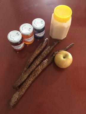 准备食材：山药、蜂蜜、苹果、杏子果酱、草莓果酱、蓝莓果酱
