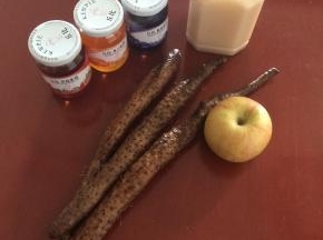准备食材：山药、蜂蜜、苹果、杏子果酱、草莓果酱、蓝莓果酱