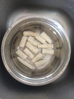 山药洗一下，切段后，放在水中削皮（这样可以防止氧化和刺激手发痒）