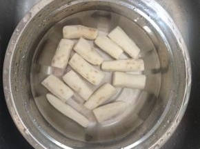 山药洗一下，切段后，放在水中削皮（这样可以防止氧化和刺激手发痒）