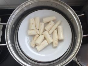 将削皮的山药入蒸锅蒸熟