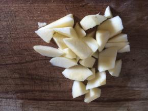 苹果削皮，随意切块