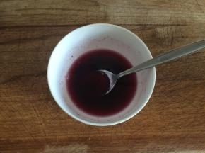 蓝莓酱加适量温水、白糖稀释一下，同样的方法把杏子酱、草莓酱也稀释了