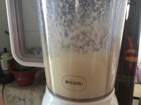 苹果、蜂蜜、矿泉水或凉白开一起打成果汁备用