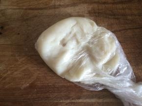 蒸熟的山药趁热碾成泥