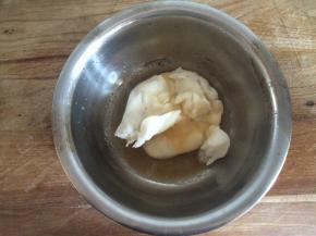 将苹果蜜汁倒入搅拌均匀