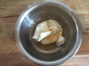 将苹果蜜汁倒入搅拌均匀