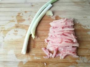 准备好肉，葱，姜