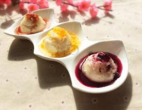 把山药泥做成自己喜欢的任意形状，淋上三种果酱就可以了