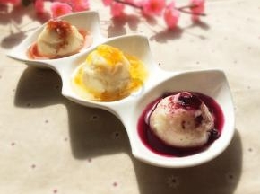 把山药泥做成自己喜欢的任意形状，淋上三种果酱就可以了