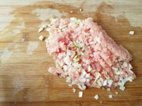 肉切末，葱切末。孩子不爱吃姜少量放一些
