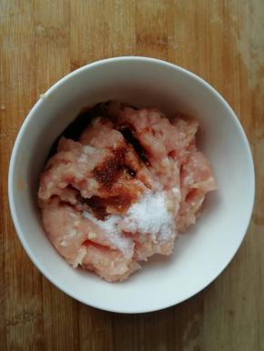 放适量的酱油调味。