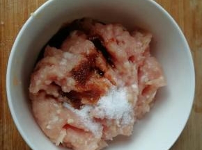 放适量的酱油调味。