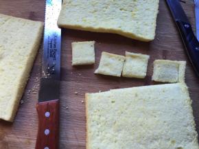 将蛋糕切成三片，切成小块