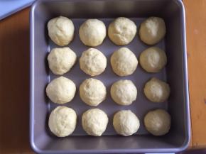 将面团分成17份，将均等的16份放入膜具中，一个33克，我用的是学厨的正方形膜具