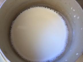 将150克纯牛奶倒入奶锅中，小火熬至边上出现小泡，关火