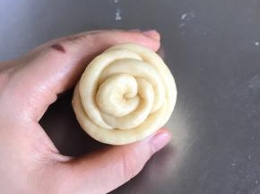 卷成两成花状，收口粘住，用刀成中间切开，成2朵玫瑰花