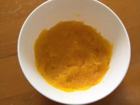 先将南瓜蒸熟，一定要蒸软哦，我是用蒸蛋器蒸的，所以没有很多水分，如果用高压锅压的话，水分会很多，牛奶的量就要减哦！