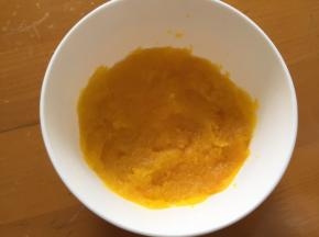 先将南瓜蒸熟，一定要蒸软哦，我是用蒸蛋器蒸的，所以没有很多水分，如果用高压锅压的话，水分会很多，牛奶的量就要减哦！
