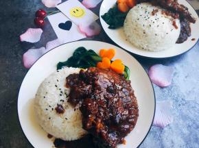 用另一个锅烧水（放点盐），沸后将洗净的青菜和萝卜煮熟捞出，盛一碗米饭倒扣在盘子上，放大排、青菜、萝卜、撒芝麻，（搭配饰根据自己喜欢比如绿菜花呀什么的等～）
大排盖浇饭就OK了～