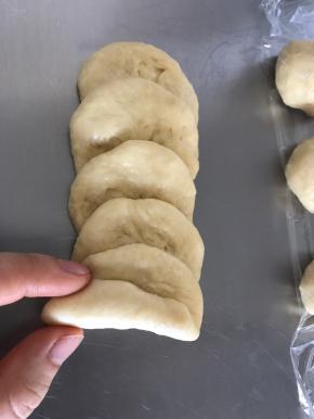 翻面排成一排，从最上面一片卷起