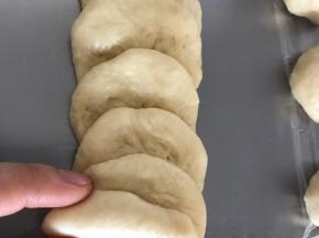 翻面排成一排，从最上面一片卷起