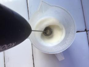 剩下的牛奶放入有尖嘴口的杯子中打奶泡