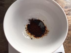 将咖啡放入碗中，不要放糖哦，巧克力酱就很甜