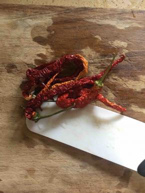 我用新鲜辣椒自然晒干的干椒,看着辣，其实一点也不辣