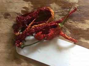 我用新鲜辣椒自然晒干的干椒,看着辣，其实一点也不辣