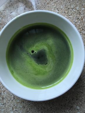 菠菜120克洗净加水110克水，用料理机打成汁，过滤