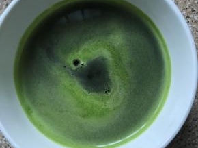 菠菜120克洗净加水110克水，用料理机打成汁，过滤