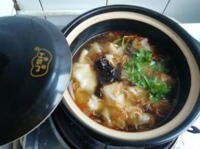 出锅放虾皮，香菜，紫菜。