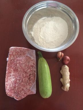 准备食材：羊肉馅、西葫、面粉、、西葫、面粉