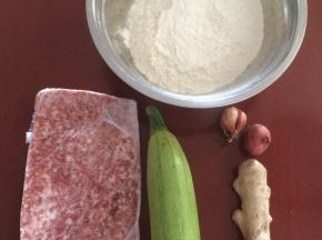 准备食材：羊肉馅、西葫、面粉、、西葫、面粉