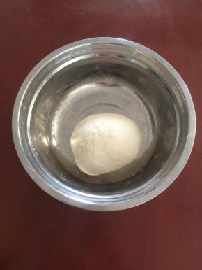 面粉加水和成面团，盖上盖子松弛20分钟