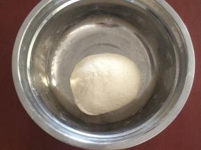 面粉加水和成面团，盖上盖子松弛20分钟