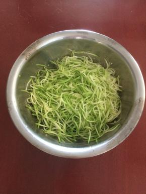 西葫芦洗净插成丝，放精盐“杀”一下水分