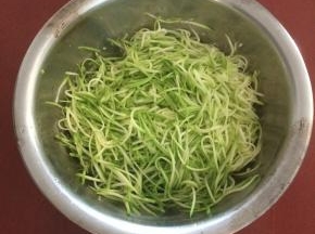 西葫芦洗净插成丝，放精盐“杀”一下水分