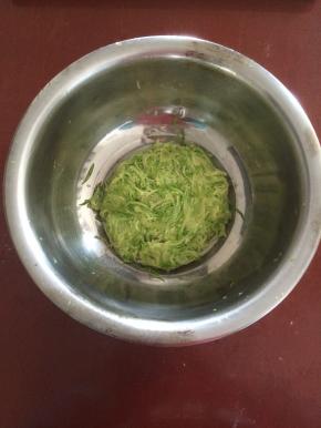 “杀”出汤来后，攥干西葫丝