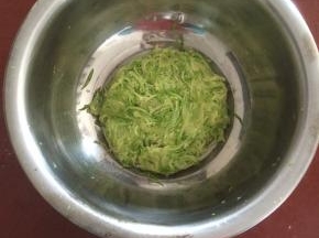 “杀”出汤来后，攥干西葫丝