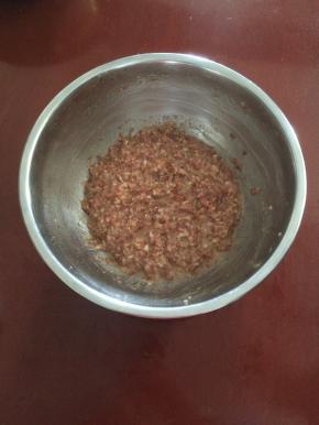 羊肉馅里放葱、姜、酱油、料酒、白胡椒粉、精盐、鸡精、香油搅拌上劲