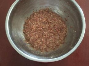 羊肉馅里放葱、姜、酱油、料酒、白胡椒粉、精盐、鸡精、香油搅拌上劲