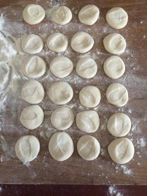 面团分成大小均匀的剂子